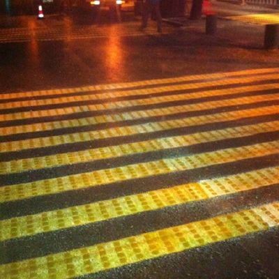 Термопластическая вибрационная дорожная полоска для маркировки выпуклостей